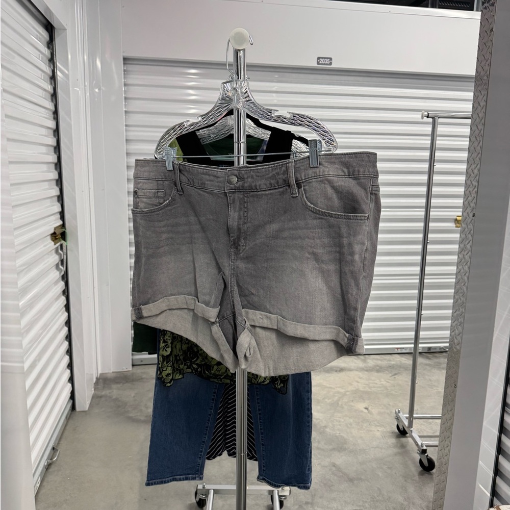 Torrid | Jean Shorts in Gray | size 24